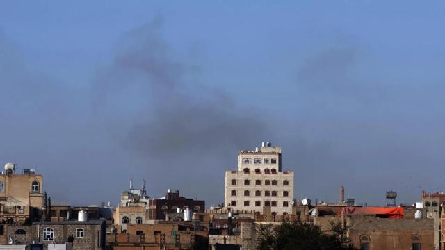 El humo se eleva sobre los edificios en Saná tras un ataque de Israel contra el aeropuerto internacional de la capital.