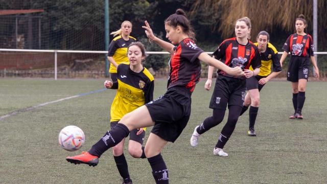 Partido de fútbol en el campo de la Leyma