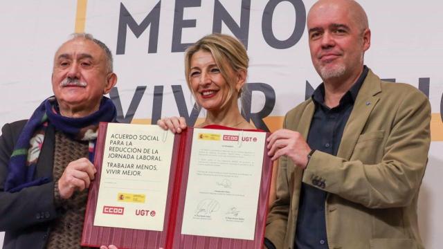 Yolanda Díaz, ministra de Trabajo, entre Pepe Álvarez (UGT) y Unai Sordo (CCOO).