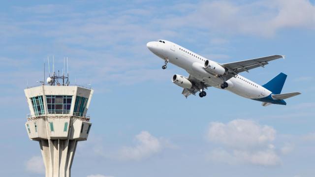 Una torre de control y un avión