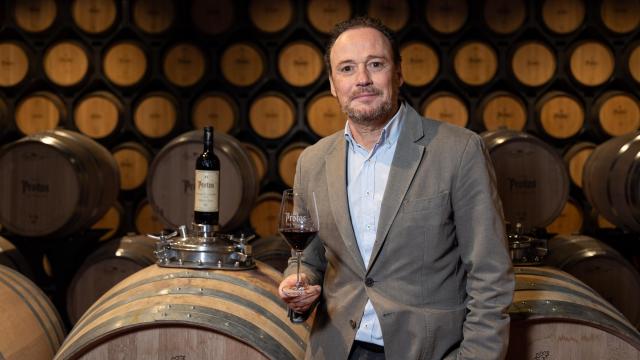 Carlos Villar, director general de Protos, en el interior de las bodegas de Peñafiel.