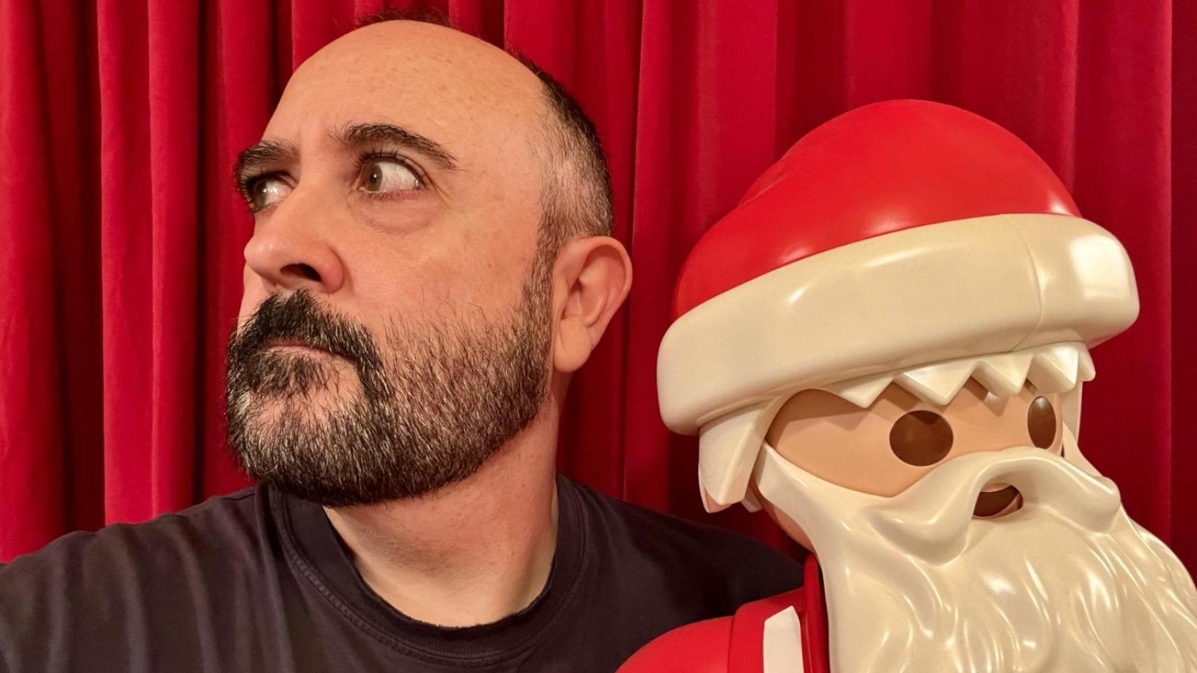 El actor Carlos Areces, junto a gran muñeco de Playmobil vestido de Papá Noel.