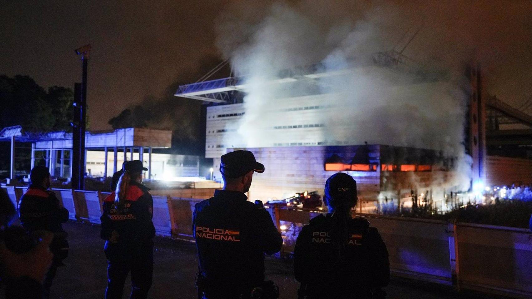 Efectivos de la Policía Local vigilan el incendio producido en el auditorio