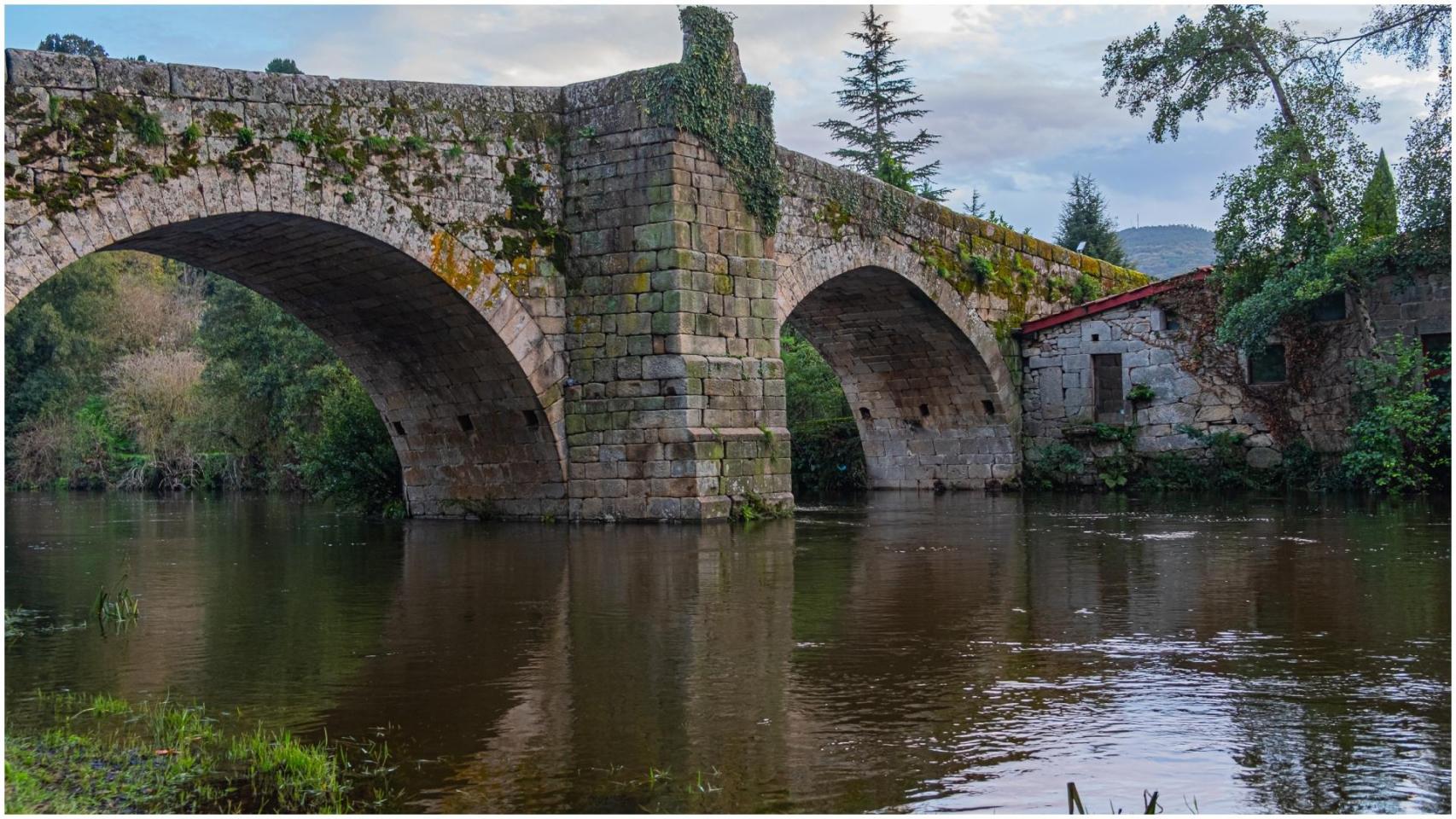 Puente de piedra medieval sobre el río Arnoia, Allariz