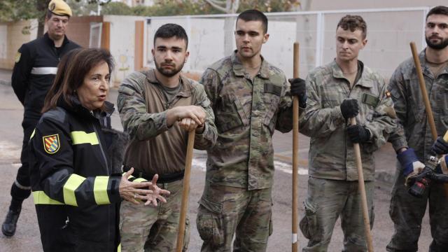 La ministra de Defensa, Margarita Robles, visita la localidad de Picanya, que continúa en proceso de reconstrucción tras la DANA. Efe / Kai Forsterling