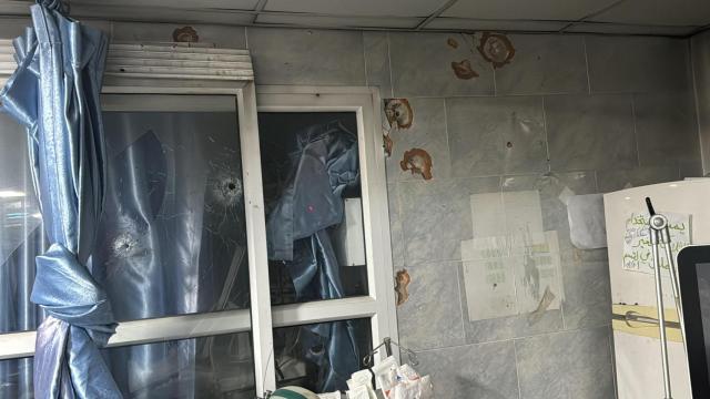 Destrozos en el interior de una habitación del hospital Kamal Aduan tras un ataque de Israel.