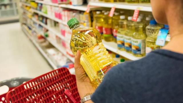 Imagen de archivo de aceites en el supermercado.