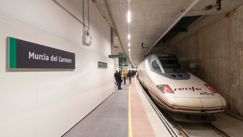 Un tren AVE llega a la estación de Murcia - El Carmen.