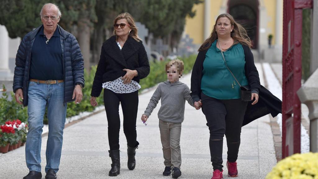 Cari Lapique junto a su marido, Carlos, y su hija Caritina en una foto tomada en 2015.