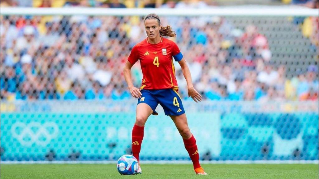 Irene Paredes conduce el balón en un partido de España durante los Juegos Olímpicos.