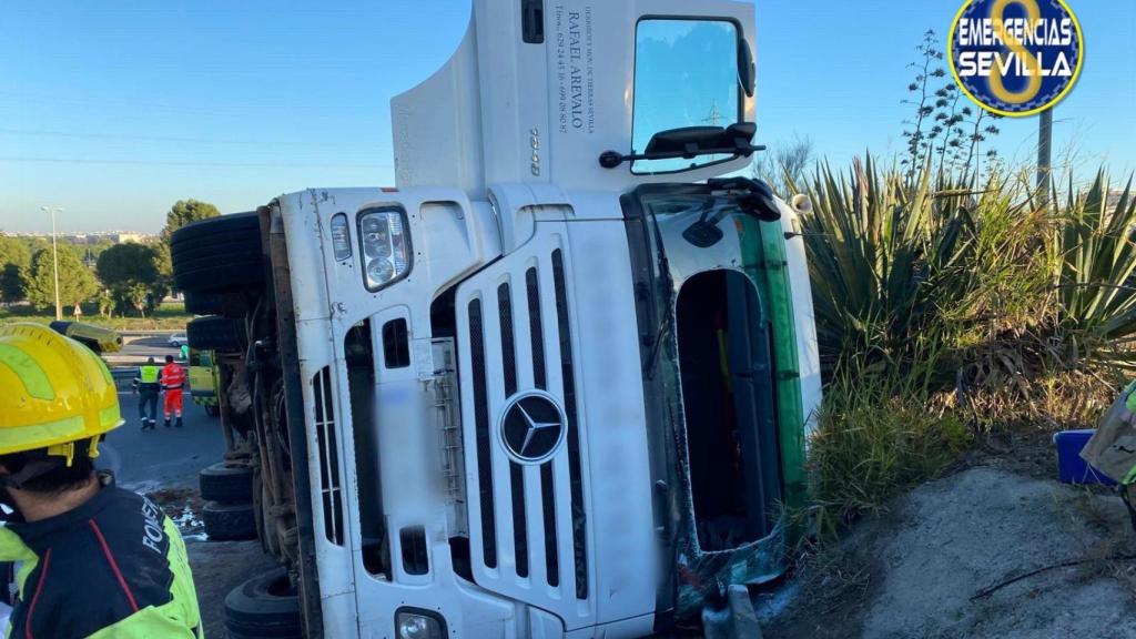 Un camión vuelca en la Avenida Palmas Altas de Sevilla