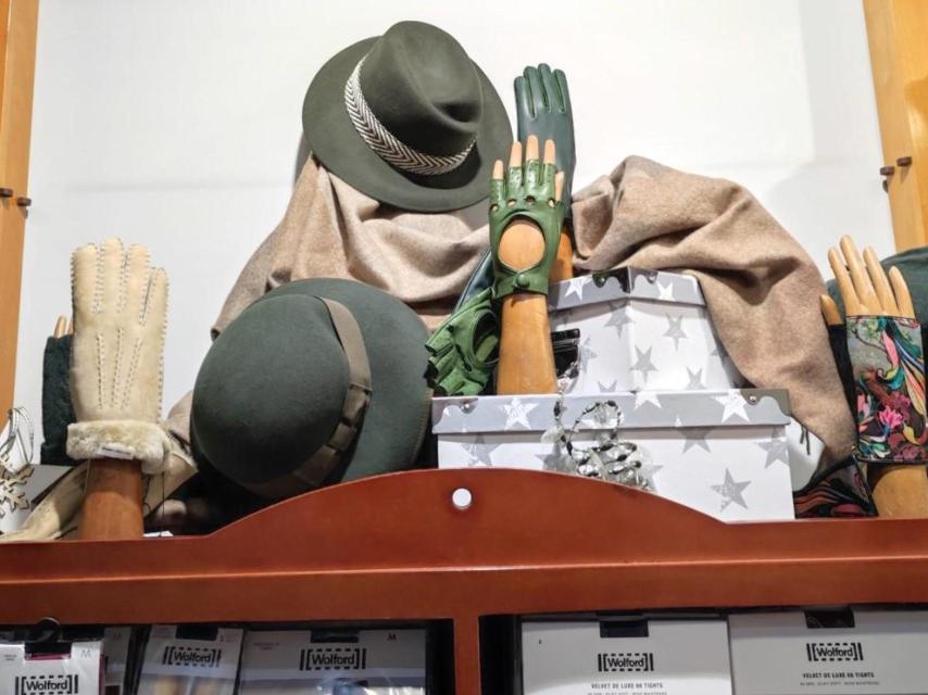 Guantes y sombreros en el interior de Varadé, en la Calle Real.