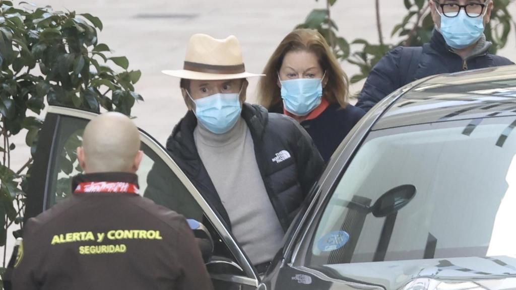 Raphael junto a su mujer, Natalia, montándose en el coche, camino de su residencia en Madrid.