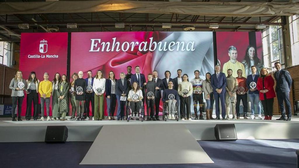 Foto de familia con los deportistas premiados.