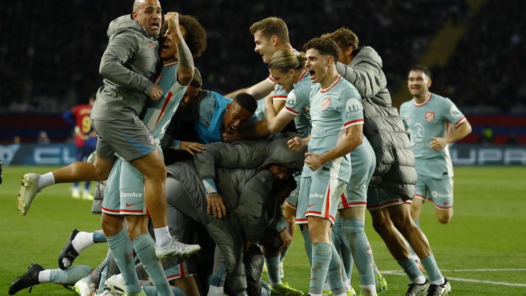 Los jugadores del Atlético de Madrid celebran el gol de la victoria ante el Barça.