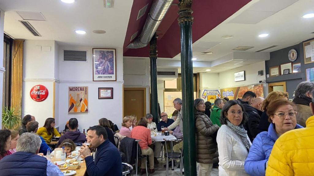 Clientes en el local.