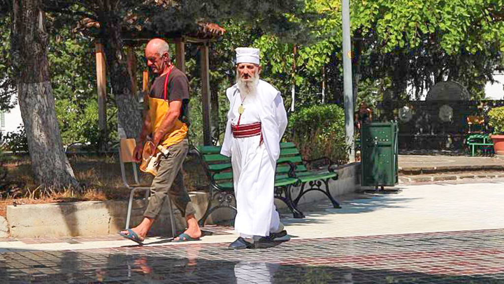 Un bektashi o derviche camina dentro del recinto donde pretenden crear su microestado.