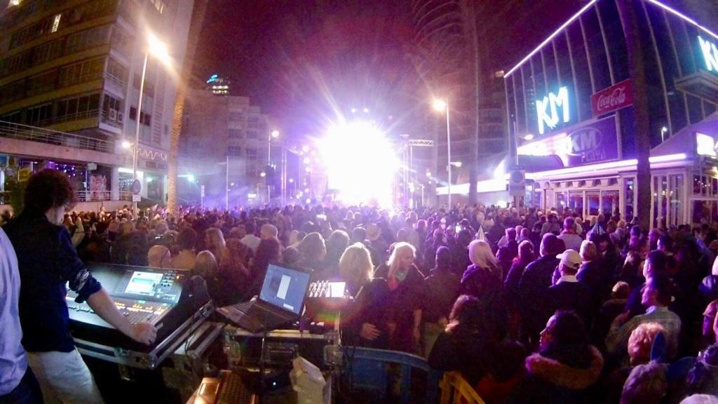 La macrofiesta con más de 10.000 asistentes en Benidorm.