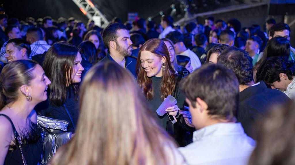 Personas de fiesta en Pueblo Español en Barcelona.