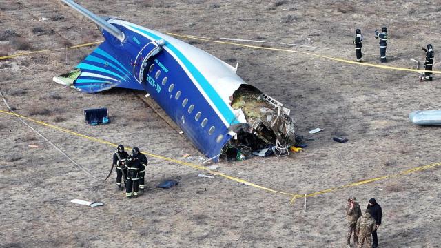 Restos del avión de Azerbaiyan Airlines tras el aterrizaje forzoso y la explosión