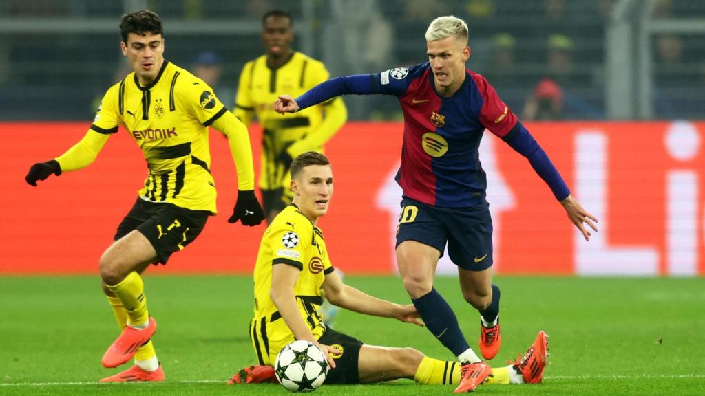 Dani Olmo conduce el balón en el partido ante el Borussia Dortmund en la Champions.