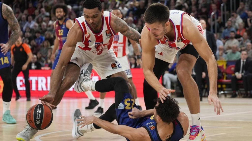 Raúl Neto pelea un balón desde el suelo con Bolomboy y Petrusev.