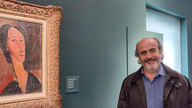 Jorge Soler junto al cuadro de Modigliani que expone ahora el Mubag.