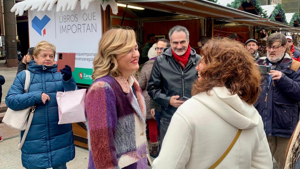 Pilar Alegría, este viernes en la plaza del Pilar de Zaragoza.