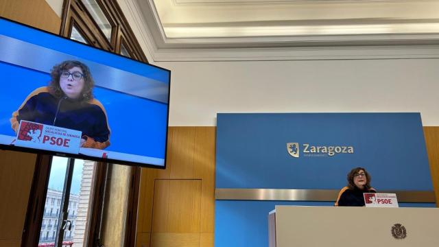 La concejala del PSOE, Marta Aparicio, en la sala de prensa del Ayuntamiento de Zaragoza.