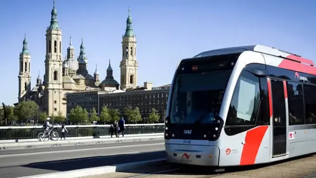 El tranvía, con la basílica del Pilar de fondo.