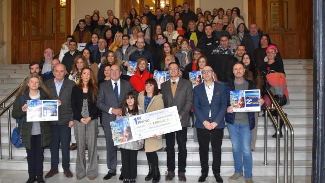 Foto de familia del alcalde, Jesús Julio Carnero; el concejal de Comercio, Mercados y Consumo, Víctor Alonso; y miembros de Avadeco, Fecosva y la Cámara de Comercio con los ganadores del sorteo del Árbol de los Deseos de Valladolid