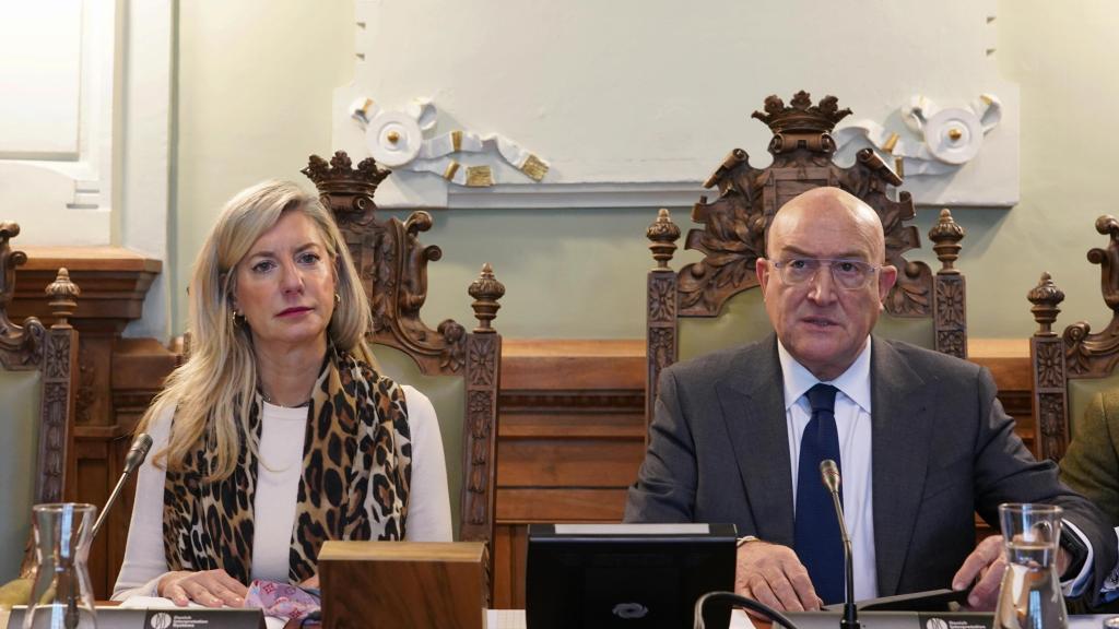 La teniente de alcalde del Ayuntamiento de Valladolid, Irene Carvajal, y el regidor, Jesús Julio Carnero, durante el pleno extraordinario de este viernes