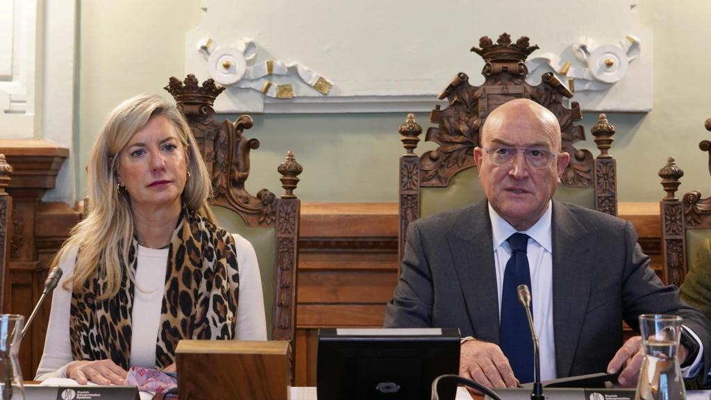 La teniente de alcalde del Ayuntamiento de Valladolid, Irene Carvajal, y el regidor, Jesús Julio Carnero, durante el pleno extraordinario de este viernes