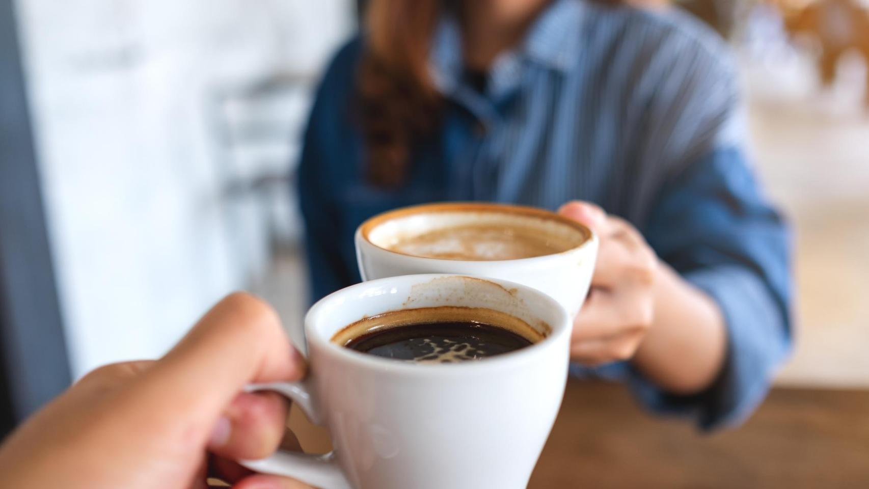 Dos personas compartiendo un café