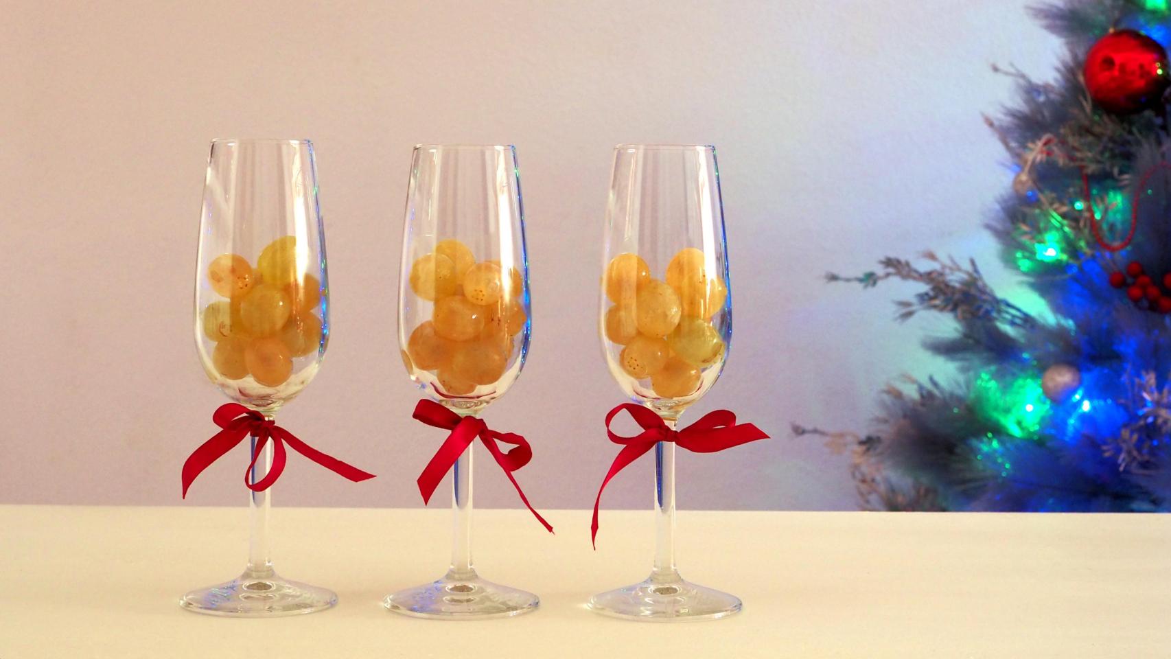 Tres copas de cava con uvas.