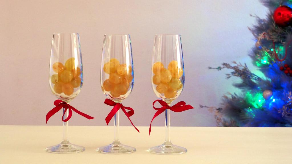 Tres copas de cava con uvas.