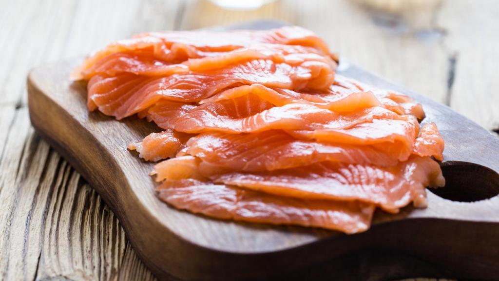 Salmón ahumado en una tabla de madera.