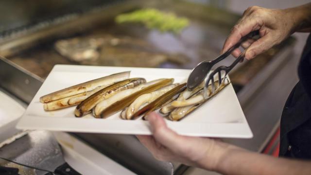 Unas navajas en un plato.