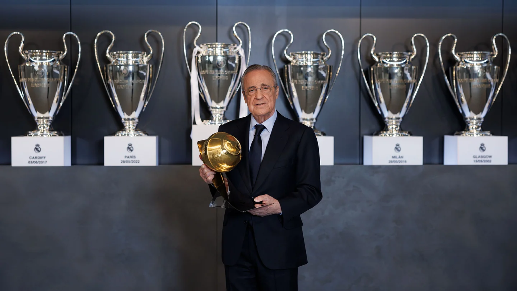 Florentino Pérez posando con el Premio Globe Soccer.