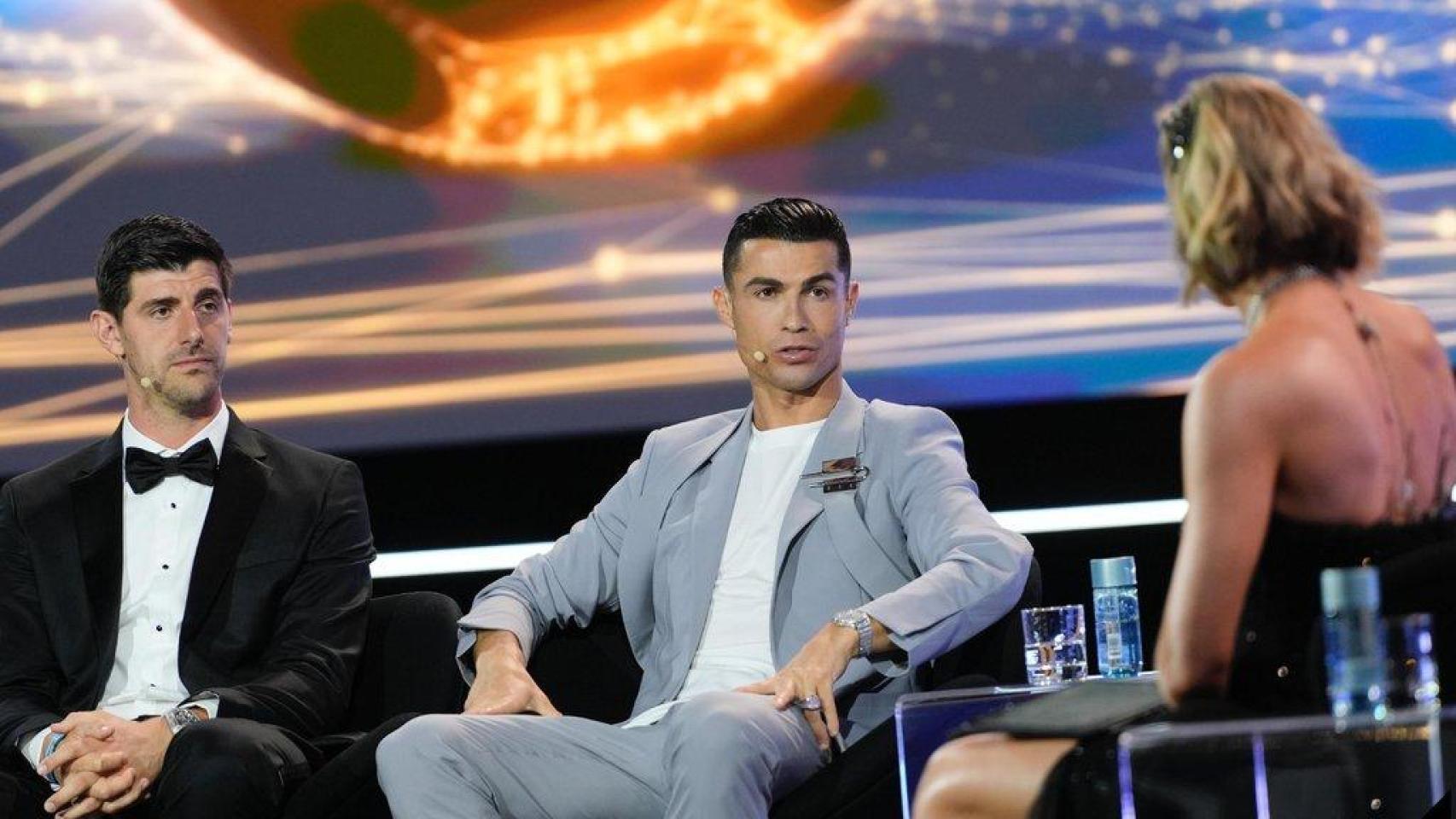 Thibaut Courtois y Cristiano Ronaldo durante la gala de los Globe Soccer Awards.