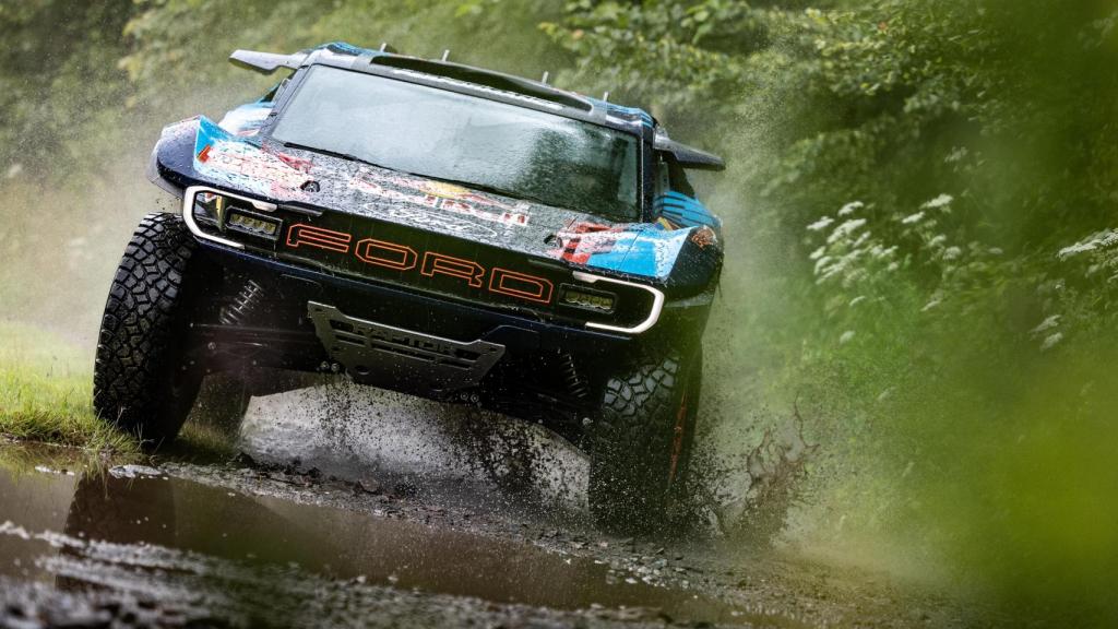 El Ford Raptor T1+ de Carlos Sainz para el Dakar 2025