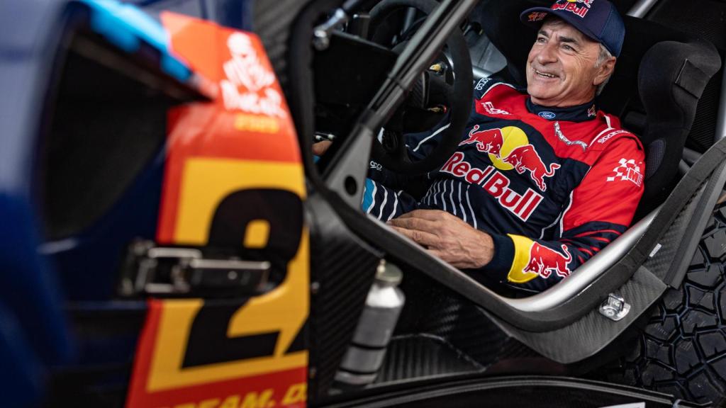 Carlos Sainz con su nuevo Ford Raptor T1+ para el Dakar 2025