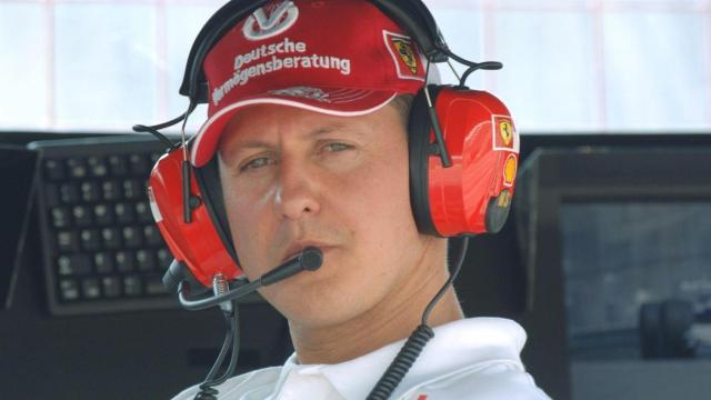 Michael Schumacher, en el muro de la escudería Ferrari