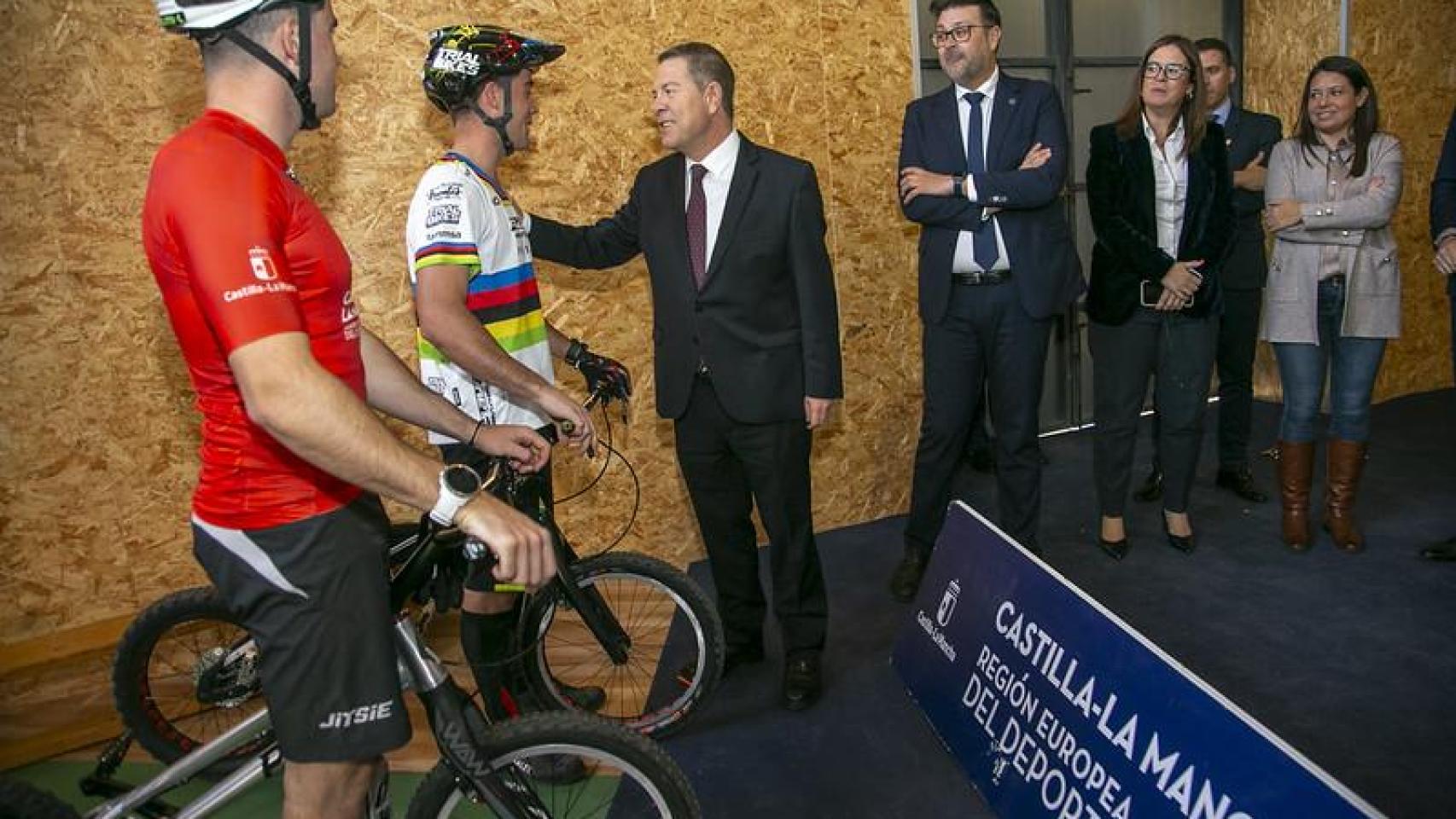 Emiliano García-Page saludando al campeón del mundo de ciclismo BMX, Alejandro Montalvo.