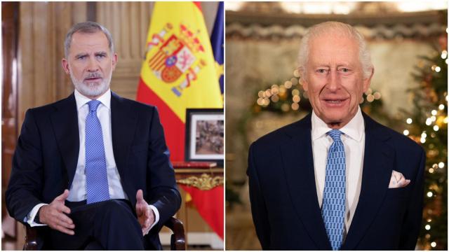 Felipe VI y Carlos III de Inglaterra durante sus respectivos discursos de Navidad.