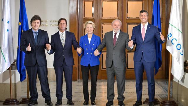 La presidenta de la Comisión Europea, Ursula Von der Leyen, con los presidentes de Argentina, Javier Milei; Uruguay, Luis Lacalle Pou; Brasil, Luiz Inacio Lula da Silva y Paraguay, Santiago Pena, en la cumbre en la que se anunció el acuerdo de libre comercio UE-Mercosur este diciembre.