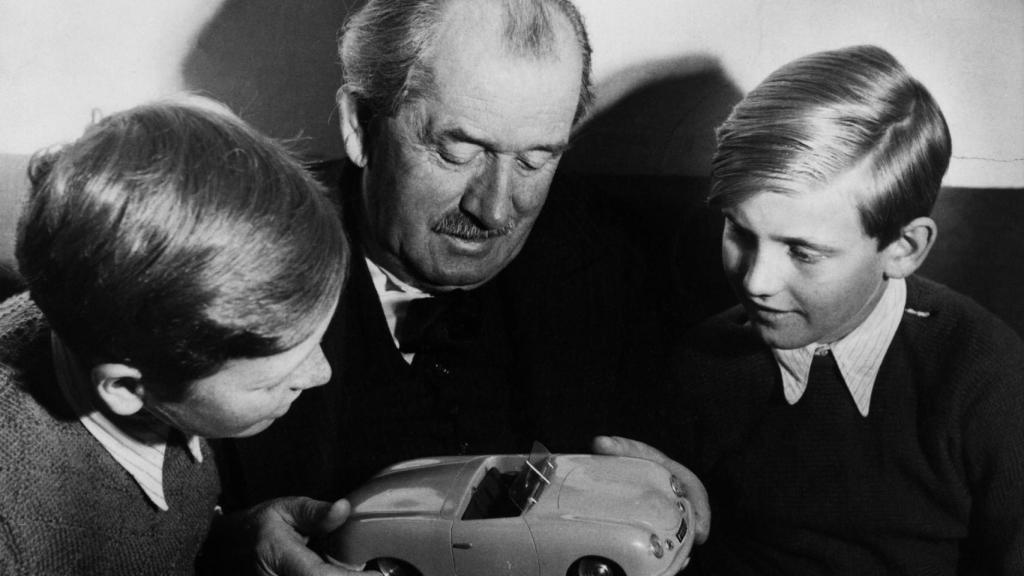 Ferdinand Porsche con sus nietos Ferdinand Alexander Porsche (izquierda) y Ferdinand Piëch (derecha).