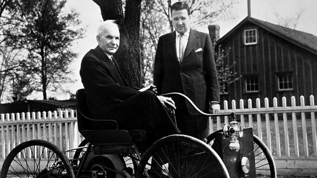 Henry Ford y Henry Ford II junto con uno de los primeros automóviles de la historia.