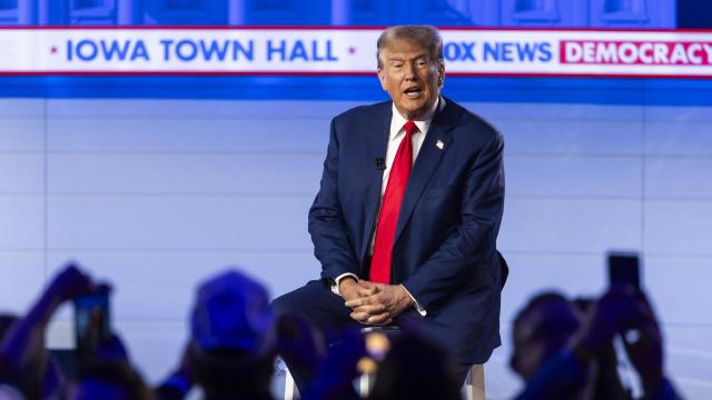 Donald Trump en un ayuntamiento de Iowa (EEUU) durante un acto moderado por Bret Baier y Martha MacCallum, de Fox News.