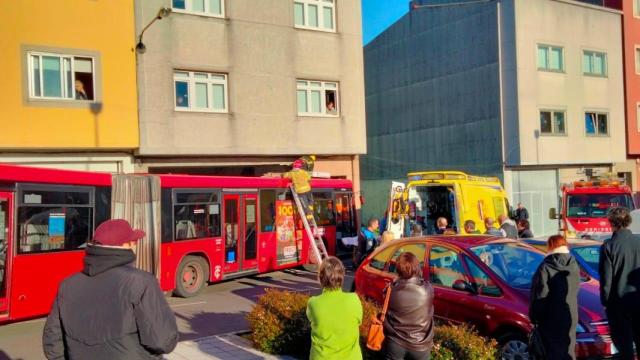 Un bus urbano se sale de la vía en Meicende en A Coruña y choca con un edificio